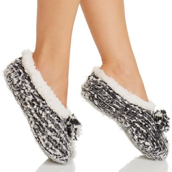 🦋 Cejoli Frosted Pom-Pom Slippers Sz. S/M 🦋 - Picture 1 of 3